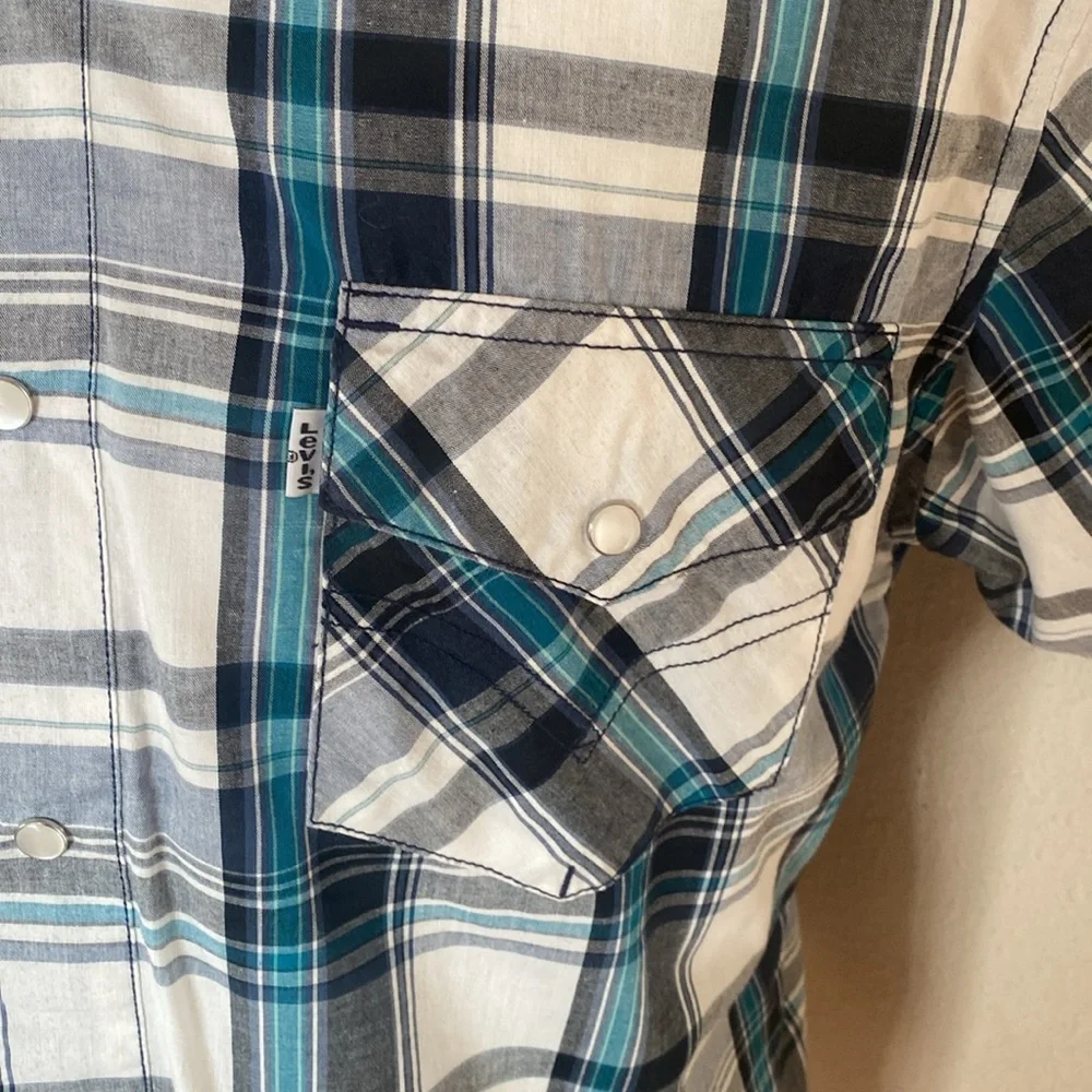 Levi’s plaid western style shirt. Large. Great condition.